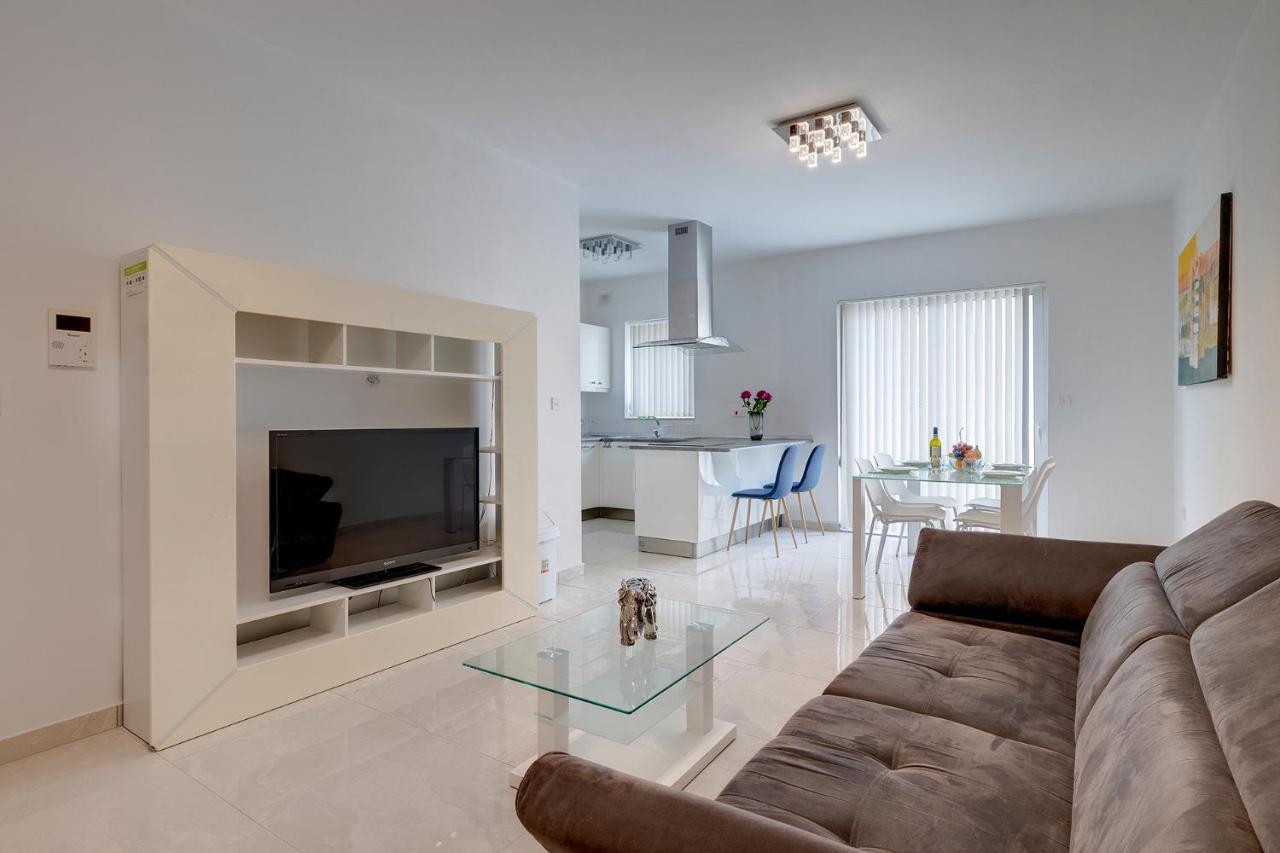 Spacious Apartment Steps To The Promenade Sliema Luaran gambar