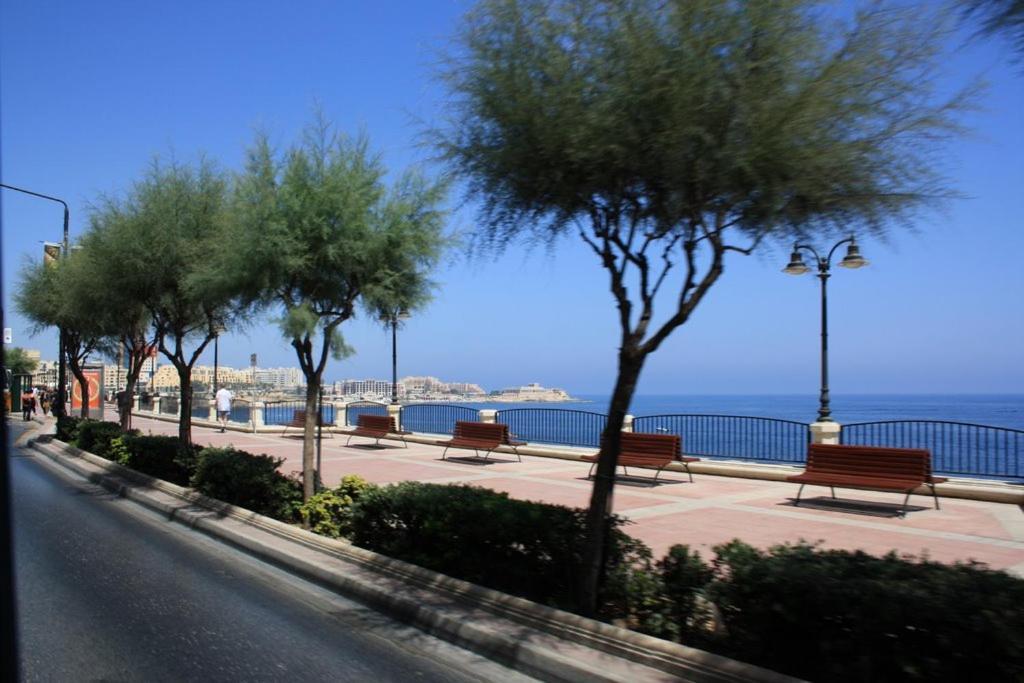 Spacious Apartment Steps To The Promenade Sliema Luaran gambar